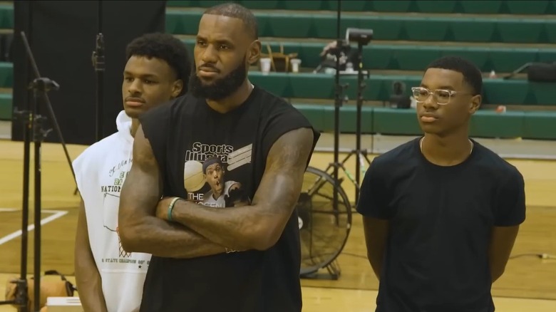 Bronny James con Bryce e LeBron durante le riprese di Sports Illustrated 