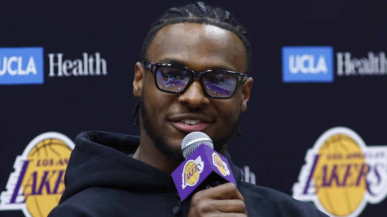 Bronny James alla conferenza stampa dei Lakers