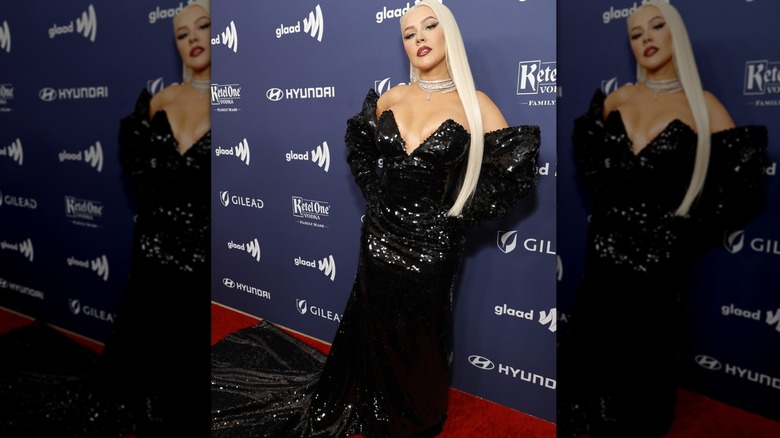 Christina Aguilera in paillettes nere