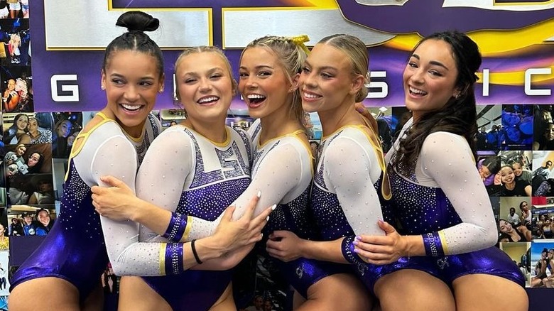 Olivia Dunne abbraccia i compagni di squadra della LSU