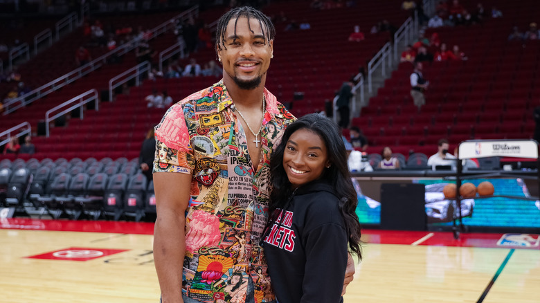 Jonathan Owens e Simone Biles sorridono