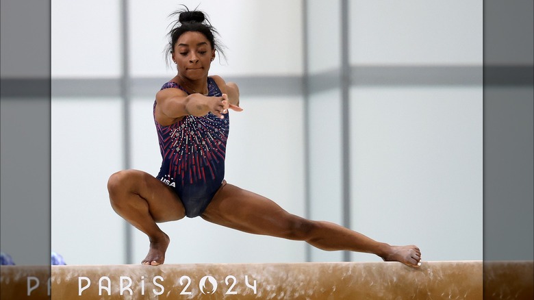 Simone Biles si allena a Parigi