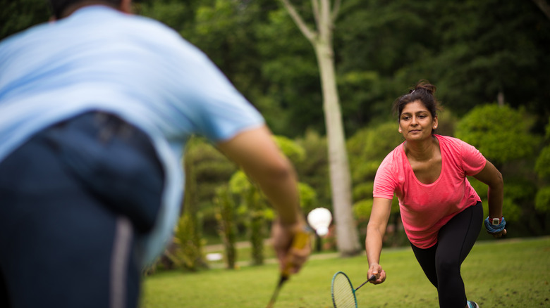 Donna che gioca a badminton all'aperto