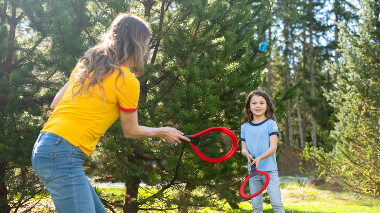 Madre e figlio giocano a badminton