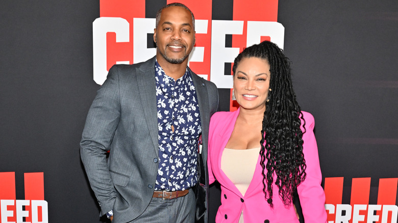 Egypt Sherrod e Mike Jackson sorridono