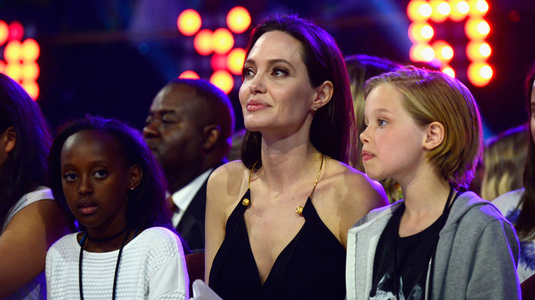 Shiloh Jolie-Pitt con la famiglia tra il pubblico