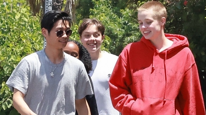 Shiloh Jolie-Pitt con i capelli rasati