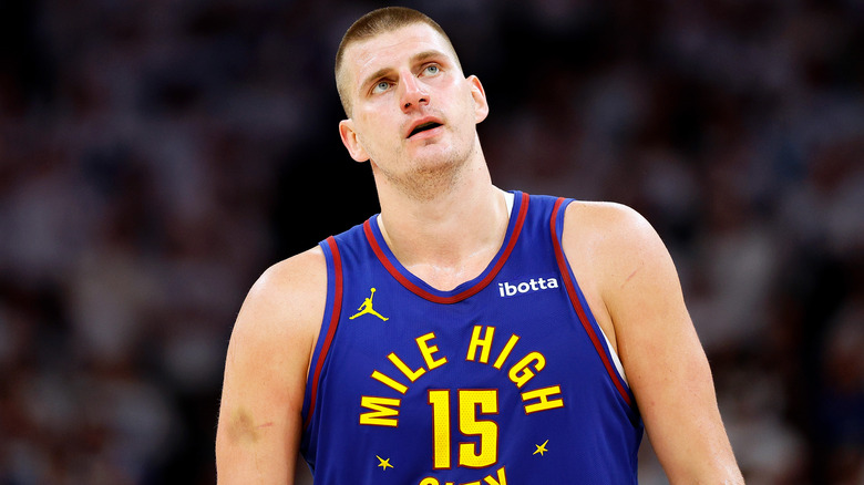 Nikola Jokic in piedi sul campo