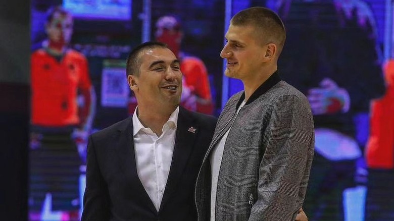 Nikola Jokić e Dejan Milojevic camminano