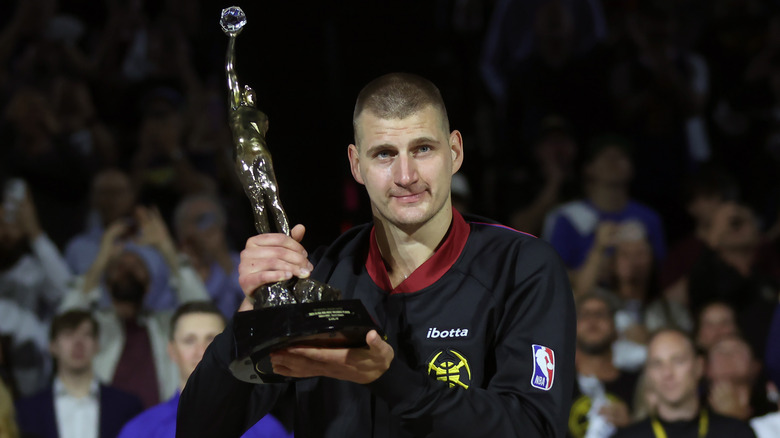 Nikola Jokic posa con il trofeo MVP