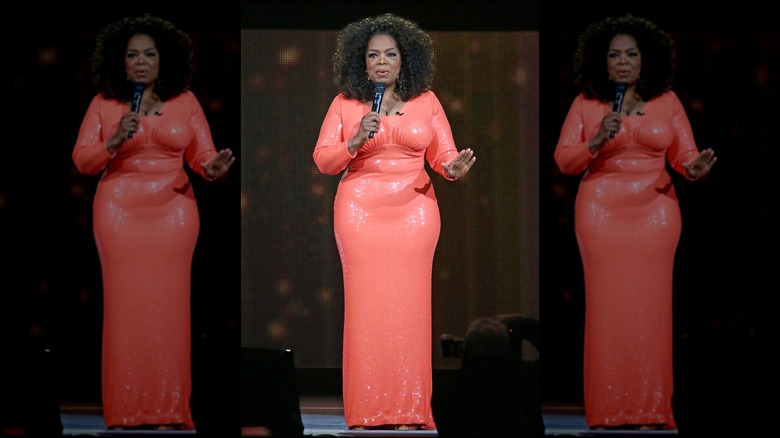 Oprah indossa un abito color corallo