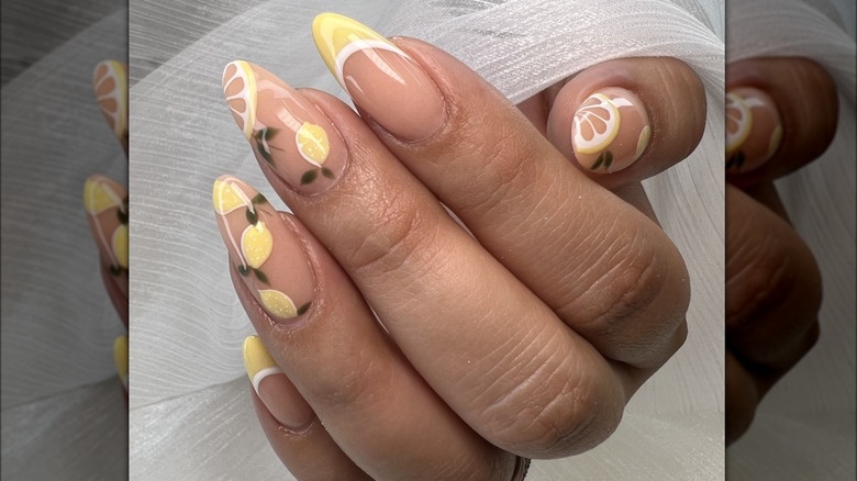 Smalto per manicure con motivo giallo limone