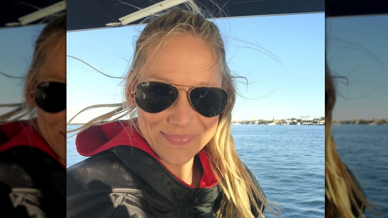 Anna Kournikova con occhiali da sole