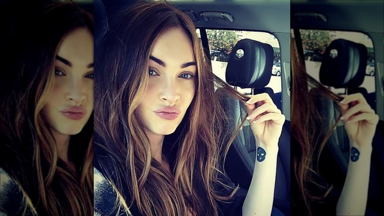 Megan Fox senza trucco selfie in auto