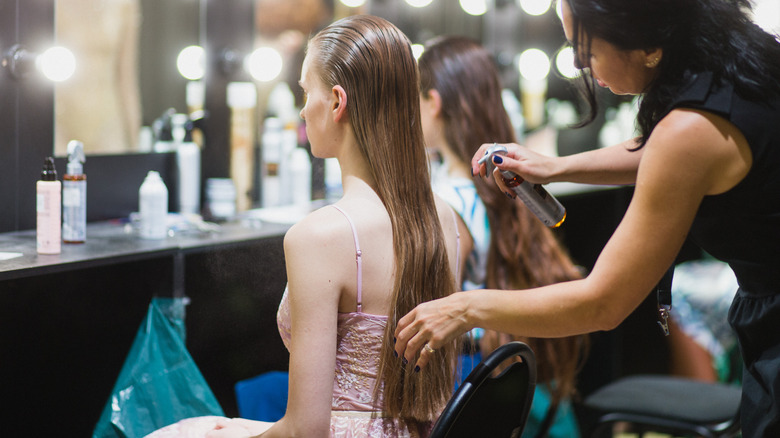 donna che si fa acconciare i capelli