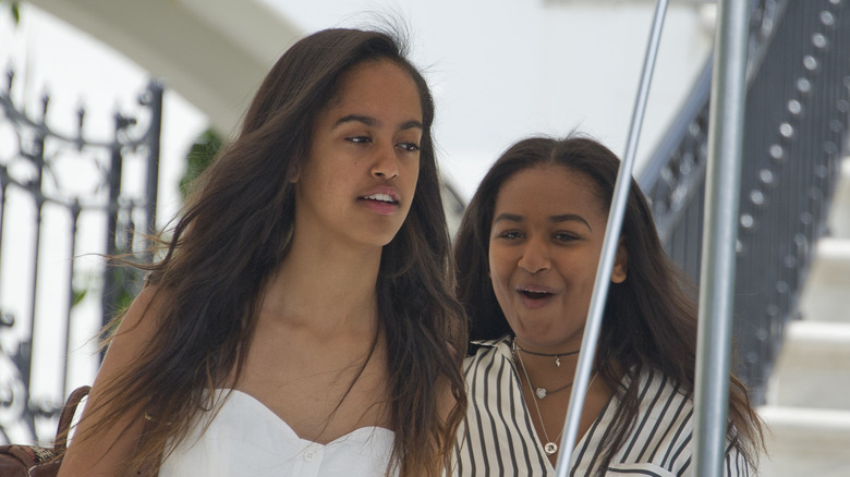 Malia e Sasha Obama camminano insieme