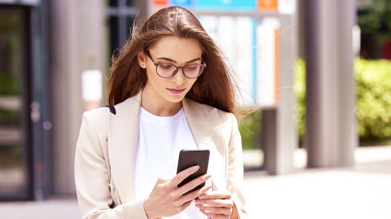 Donna che controlla i suoi messaggi di testo 