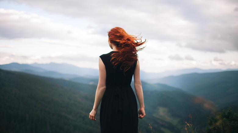 Donna con i capelli rossi al vento