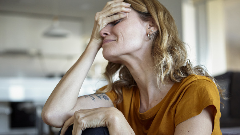 Donna in difficoltà con i capelli biondi 