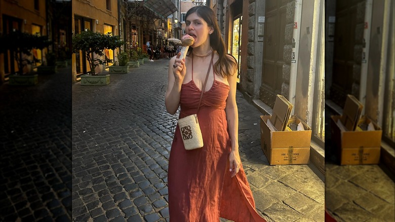 Alexandra Daddario in abito color terracotta 