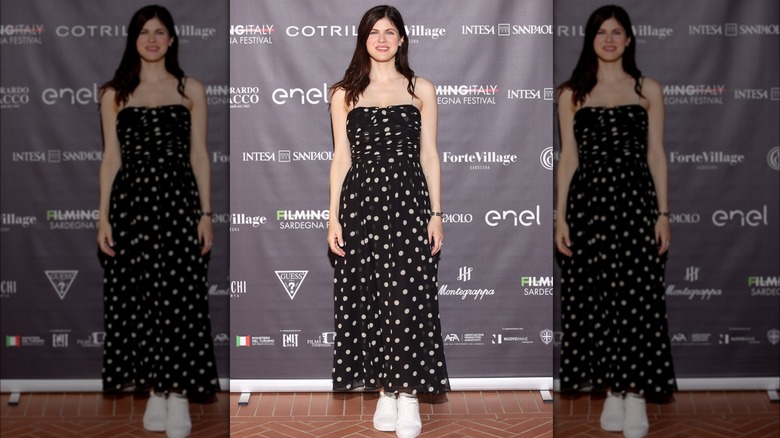 Alexandra Daddario in abito nero