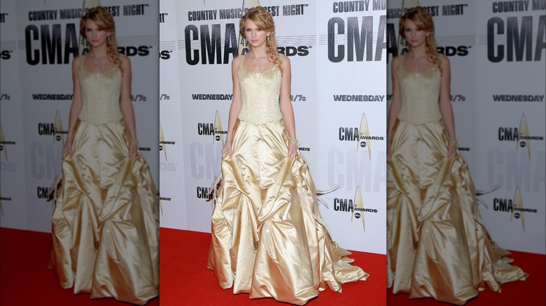 Taylor Swift 2007 CMA abito giallo