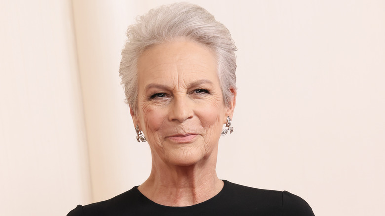 Jamie Lee Curtis con i capelli grigi