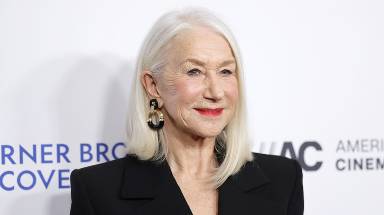 Helen Mirren con i capelli grigi