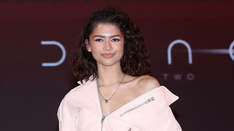 Zendaya con i capelli ricci