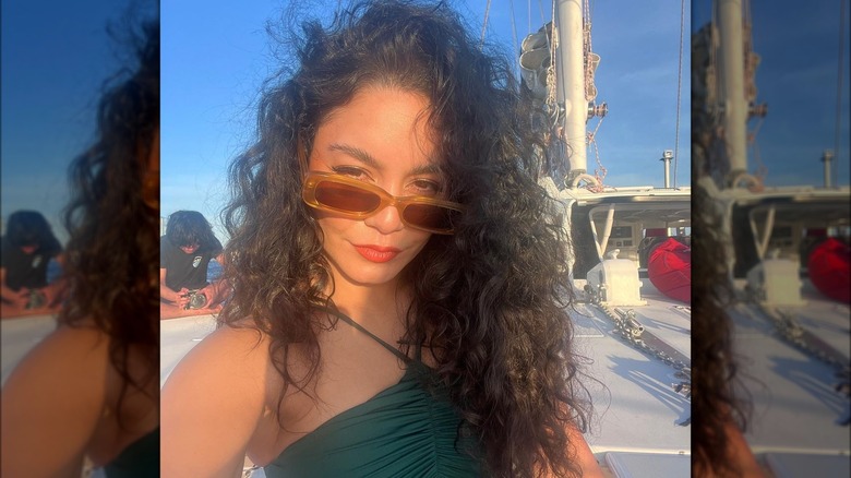 Vanessa Hudgens con i capelli ricci