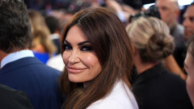 Kimberly Guilfoyle sorride sopra la spalla