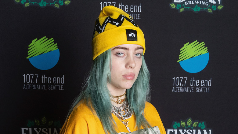 Billie Eilish cappello giallo capelli verde acqua