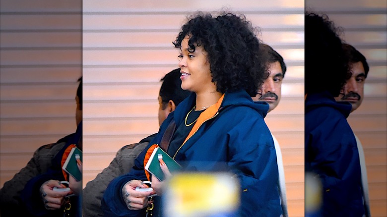 Rihanna all'aeroporto JFK senza trucco