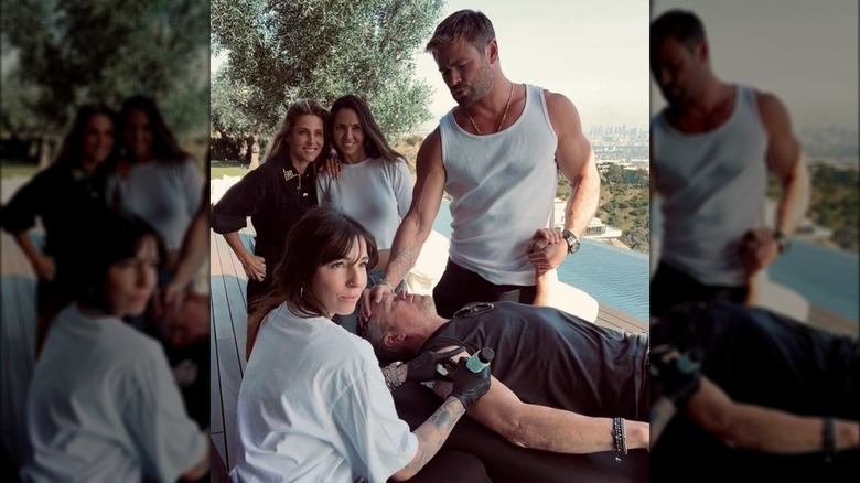 Chris Hemsworth, Elsa Pataky e Luciana Barroso mentre Matt Damon si fa tatuare