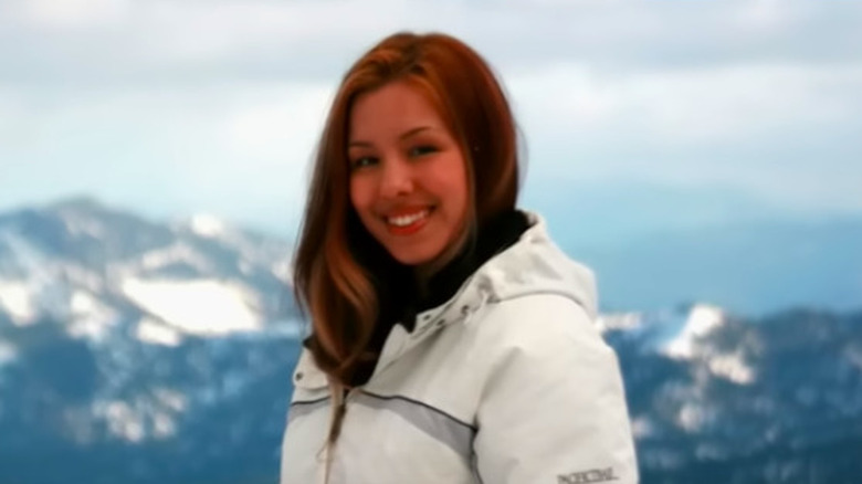 Jodi Arias posa per una foto vicino alle montagne