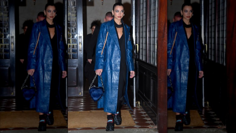 donna in trench di pelle blu