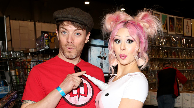 JD Scott e Annalee Belle fanno le smorfie