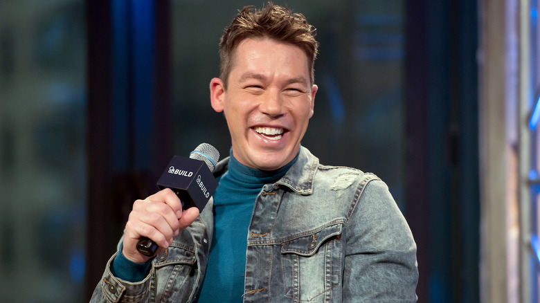 David Bromstad tiene in mano un microfono