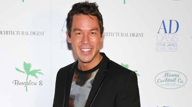 David Bromstad indossa un blazer nero