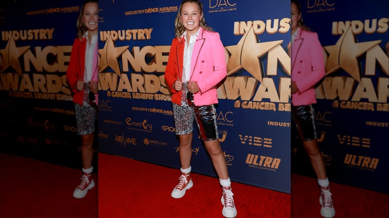 JoJo Siwa blazer rosso e rosa pantaloncini argentati