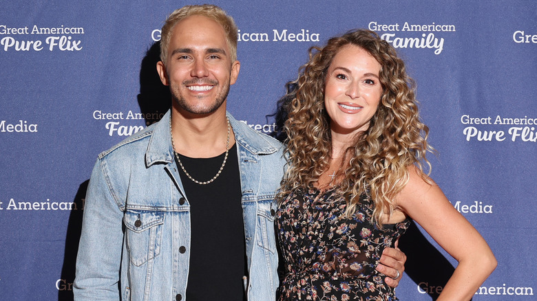 Carlos e Alexa PenaVega sorridono