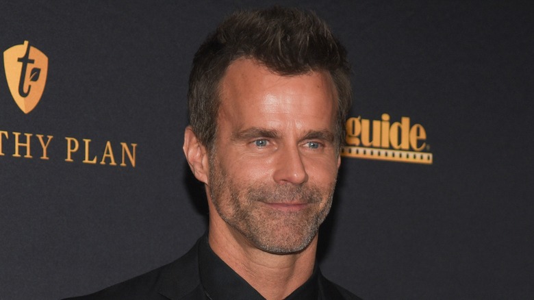 Camicia nera di Cameron Mathison