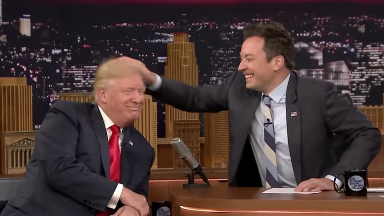 Jimmy Fallon accarezza i capelli di Donald Trump