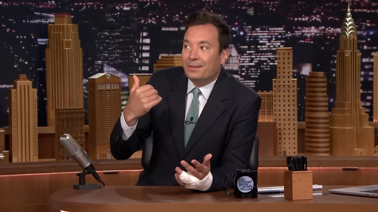 Jimmy Fallon al Tonight Show con un dito infortunato