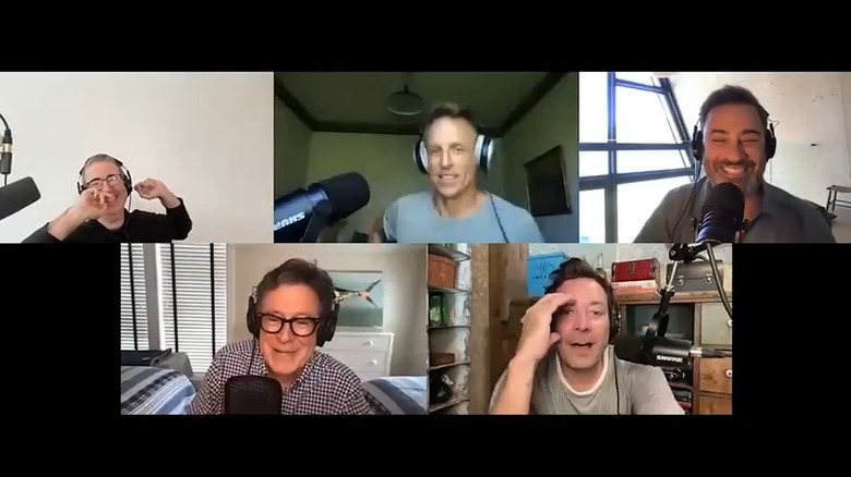 John Oliver, Seth Meyers, Jimmy Kimmel, Stephen Colbert e Jimmy Fallon in un podcast virtuale