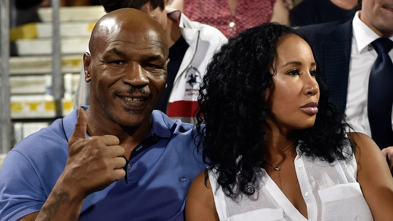 Mike Tyson sorride accanto a Lakiha Spicer