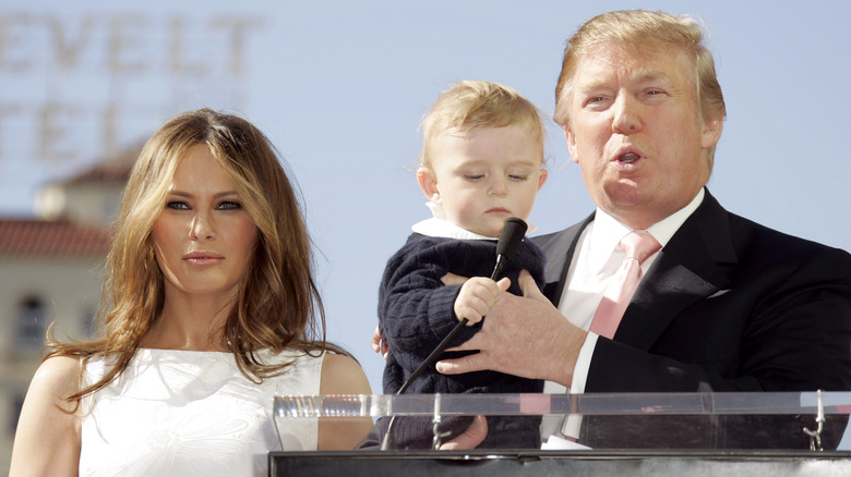 Barron Trump afferra il microfono