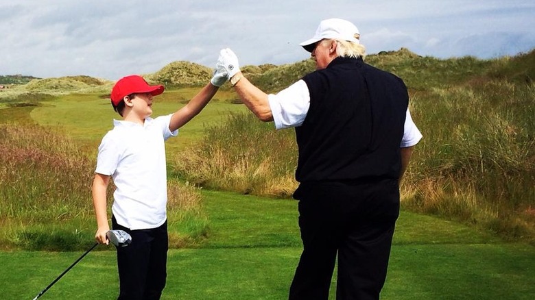 Donald Trump, Barron Trump si stringono la mano