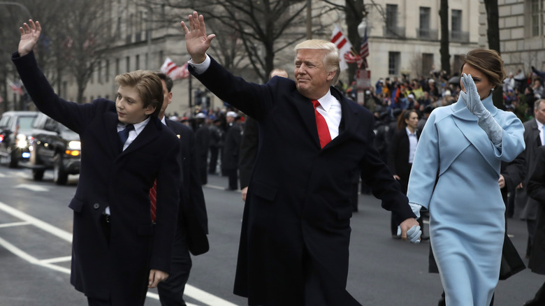 Barron e Donald Trump salutano