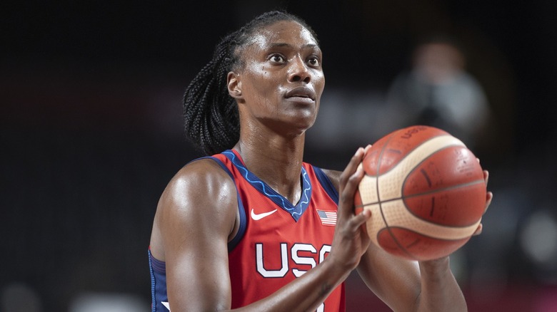 Sylvia Fowles tira un canestro